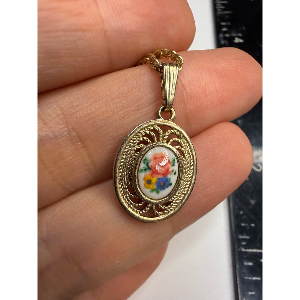 Sarah Coventry Gold Tone Floral Porcelain Filigree Oval Pendant Necklace 18"